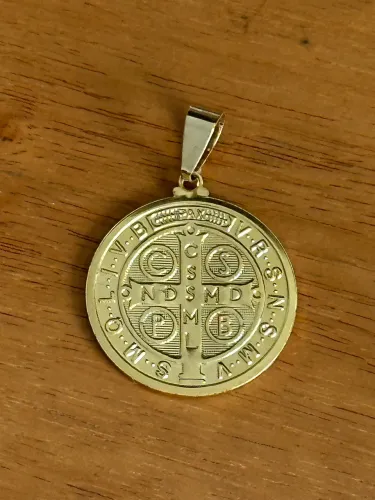 Pingente São Bento Banhado a ouro 