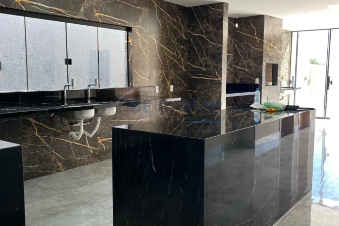 Casa de Alto Padrão com 4 Suítes, 4 Vagas de Garagem e Lazer Completo à Venda na SMNL MI 1