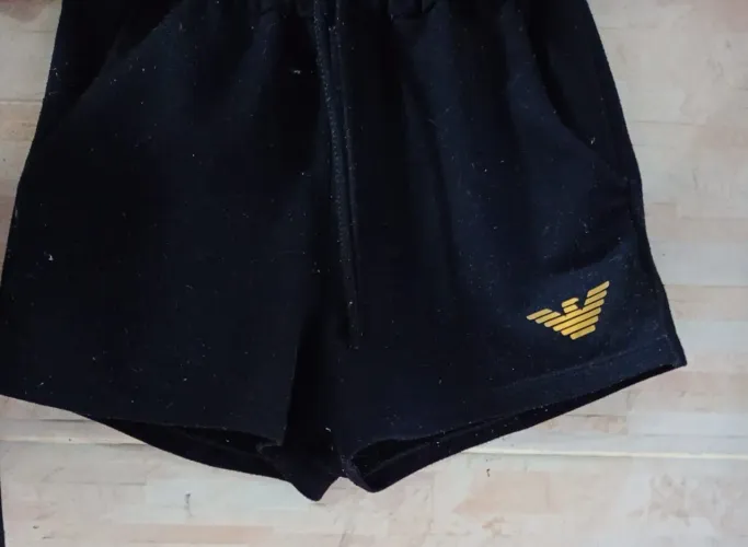 Shorts de algodão preto com logo dourado