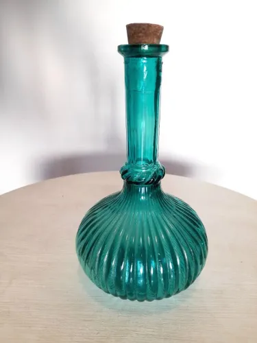 Garrafa licoreira em vidro verde canelado
