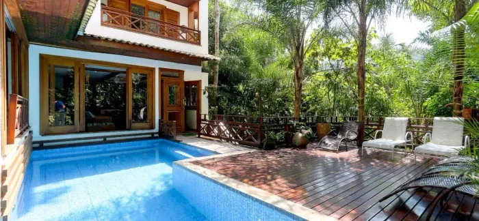 Casa à VENDA no Condomínio Iporanga em Guarujá.