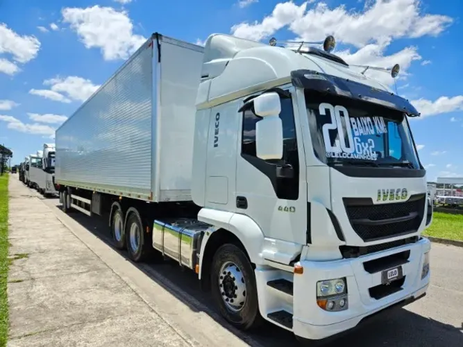 Iveco HI ROAD 440 6X2 Ano 20 Teto Alto Automático + Baú Facchini Ano 25 0km 30 plts 15.40m