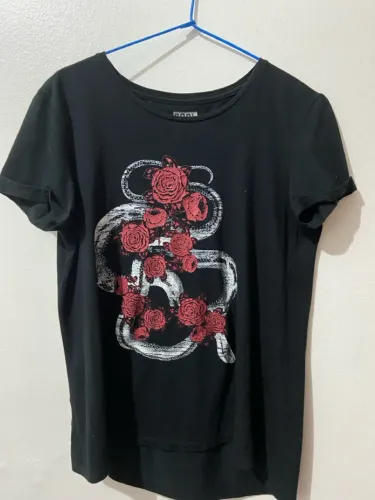 Camiseta Preta com Estampa de Cobra e Flores