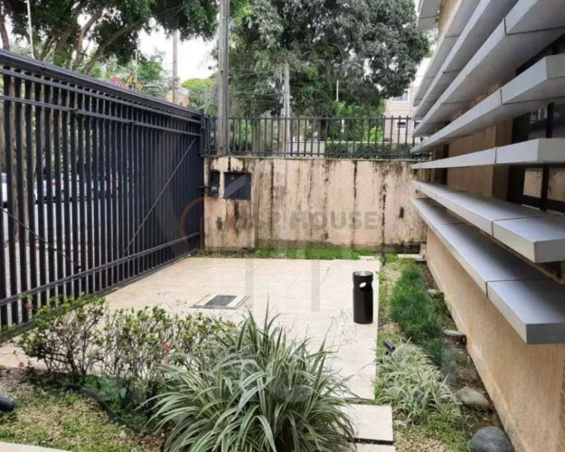 Casa à venda na Vila Mariana, São Paulo-SP: 9 salas, 3 banheiros, 2 vagas, 386m² de área!
