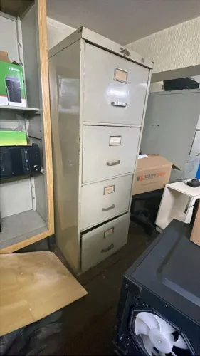 Arquivo em aço com 4 gavetas