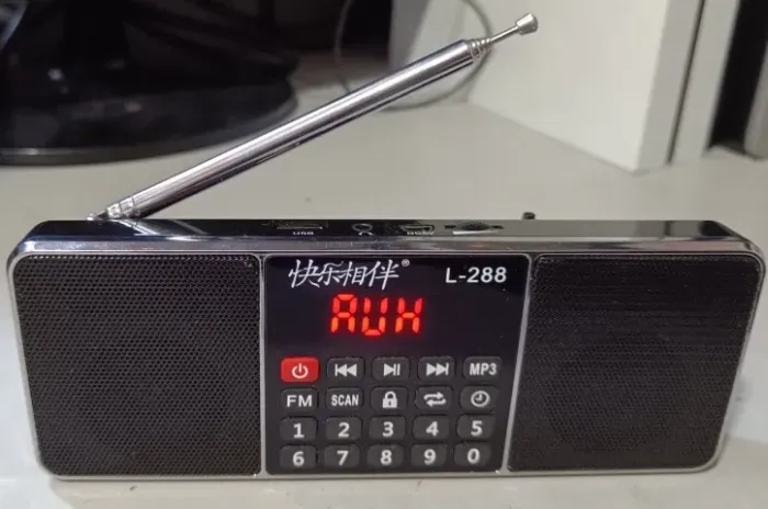 Radio Am/fm Usb Aux Digital Seminovo Funcionando Recarregavel