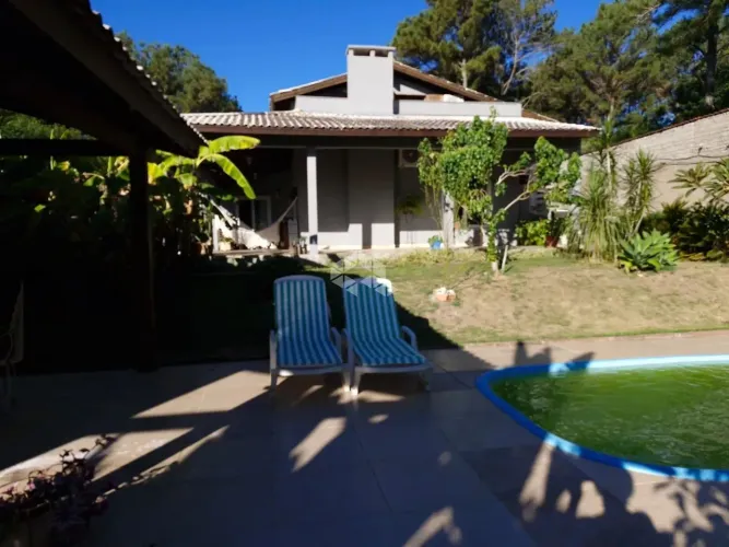 Casa com 400m² - 4 suites e 6 banheiros e playground / Zona Sul de Poa