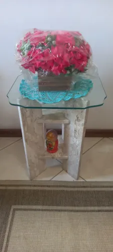 Mesa de canto em mármore