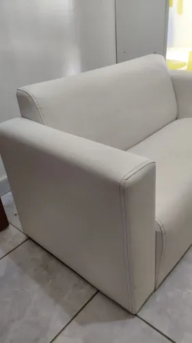 Sofá pequeno medindo 1000 X 530mm