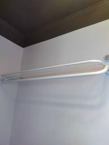 Cabideiro de ferro com maleiro