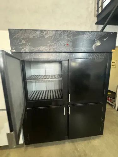 Geladeira para cervejas 4 portas 2030 litros grades inox com regulagem