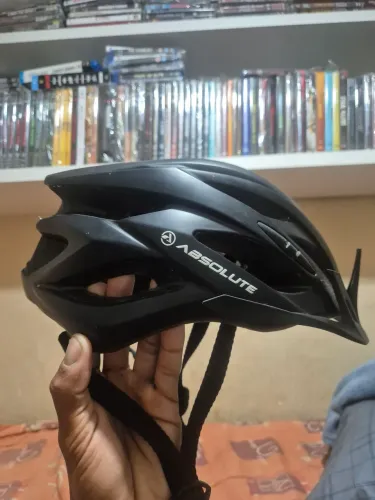 Capacete de ciclismo Absolute Wild com luz LED traseira integrada.