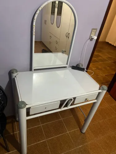Penteadeira branca com espelho