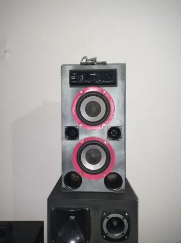 Caixa de som potente com subwoofer, rádios e USB