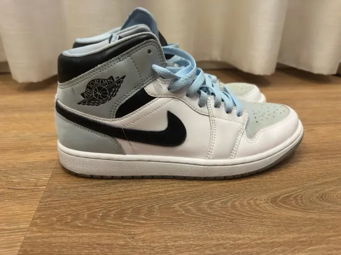 Air Jordan 1 Mid SE Ice Blue