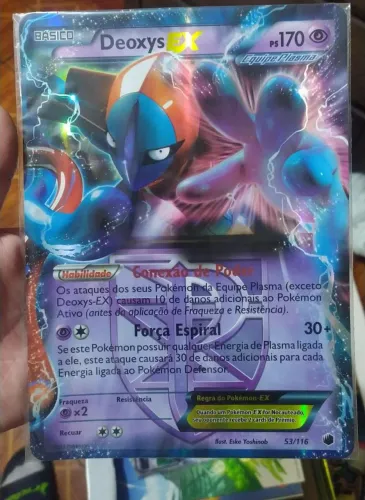 Carta Pokémon oversized e boneco Deoxys EX 