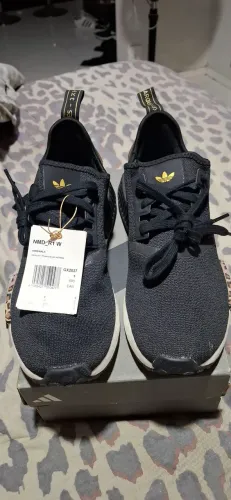 Adidas NMD_R1 W Preto com Detalhes Dourados - Novo!
