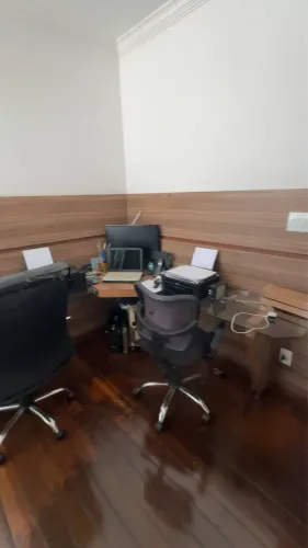 Mesa de escritório em L vidro e madeira