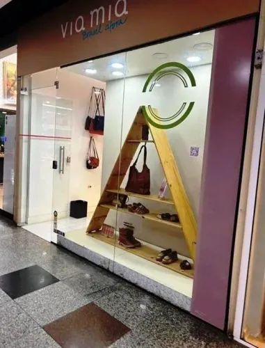 Estante Triangular em Madeira