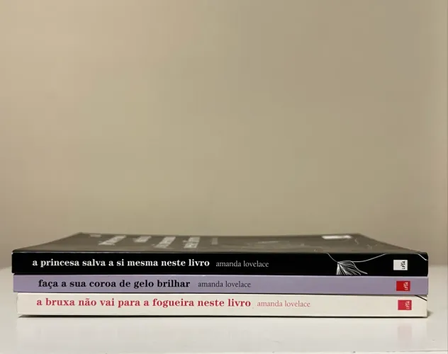 box 3 livros de Amanda Lovelace 
