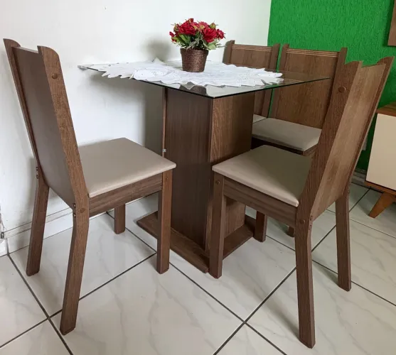 Mesa tampo vidro com 04 cadeiras