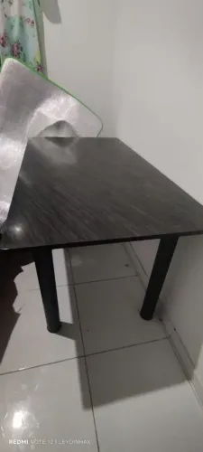 Vende-se uma mesa de mármore sem cadeira