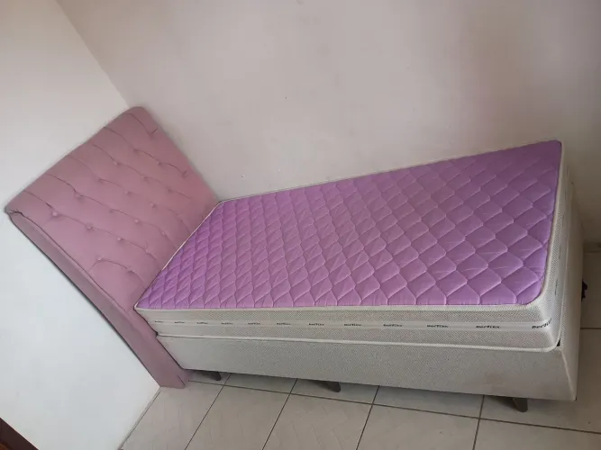 Vendo uma cama de solteiro e cabeceira com apenas três meses de uso, valor 400