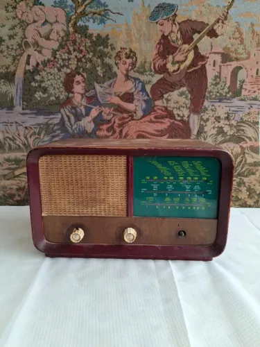 rádio antigo valvulado de gabinete de madeira década 1950/1960 sem teste (retirar peças)