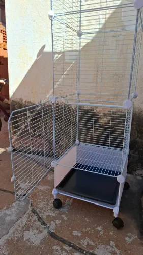Gaiola para pássaros com bebedouro e comedouro