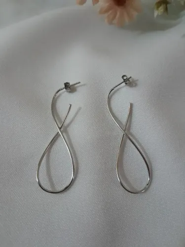 Brinco de aço inox Infinito 5,50 cm