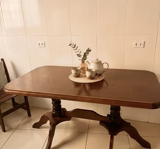 Mesa de jantar colonial de madeira maciça