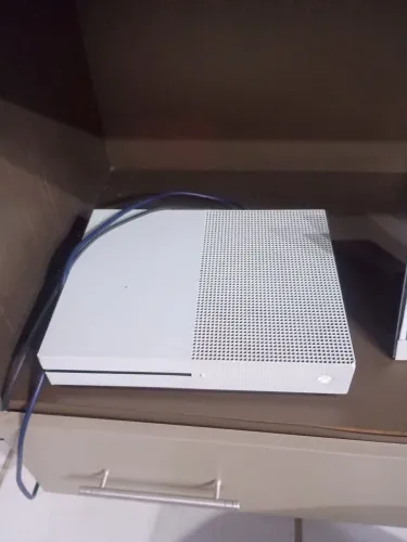 Vende-se Xbox one 500 GB com o jogo resident evil 3 remake. Sem controle.