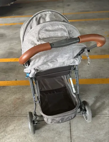 Carrinho de bebê conservadíssimo semi novo