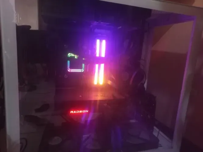PC GAMER - Ryzen 9 9900x, 64gb ram (Corsair Vengeance 2x32 6000mhz cl 30), Rx 6750xt