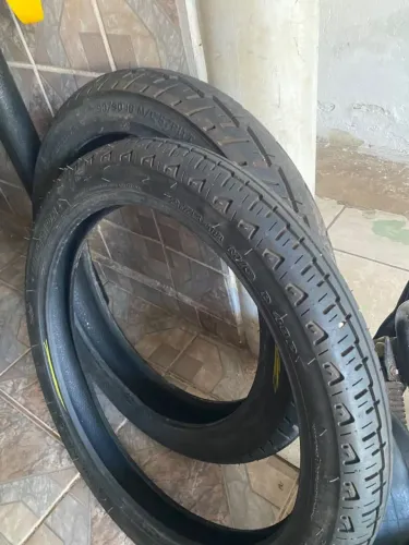 Pneu traseiro e dianteiro