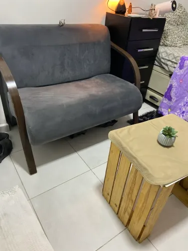Sofazinho + mesinha de centro