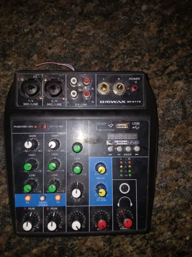 Mesa de som funcionando sem os fios de ligação