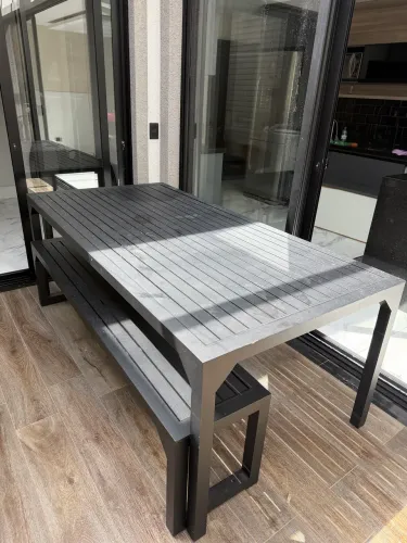 Mesa ripada de alumínio