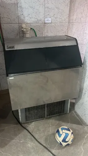 Máquina de gelo Everest egc 100 semi nova garantia 03 messs