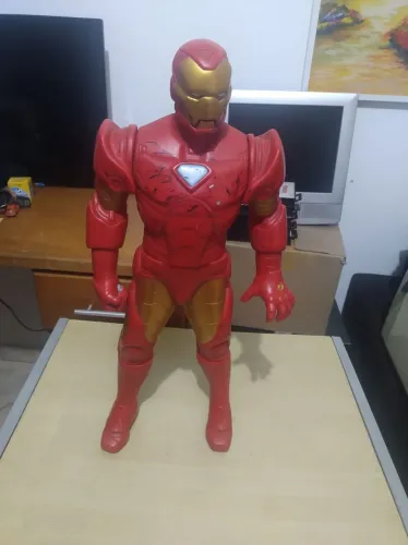 Boneco Grande Homem De Ferro Com Algumas Marcas de Caneta  .