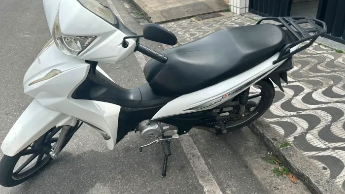 Avelloz2023 moto de mulher