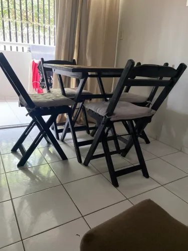 Mesa dobrável com 4 cadeiras