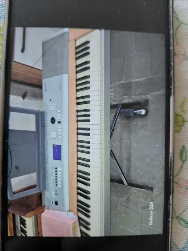 Piano digital yamaha, DGX-630 com suporte, fonte , pedal de sustain, conjunto de som. 