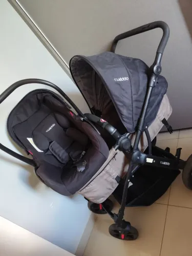 Carrinho de bebê com bebê conforto