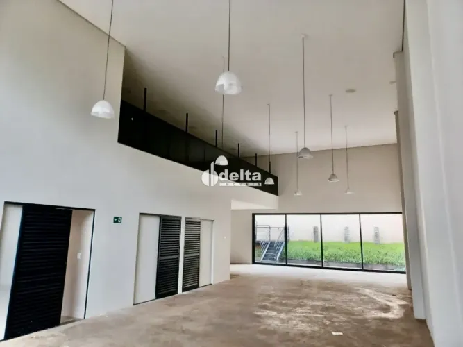 Loja disponível para locação no bairro Nossa Senhora Aparecida em Uberlândia-MG.