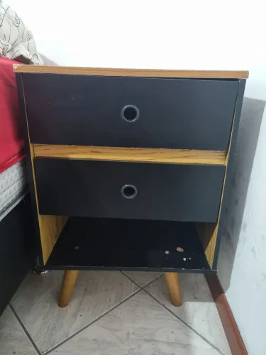 Cabeceira vintage preta com detalhes bege