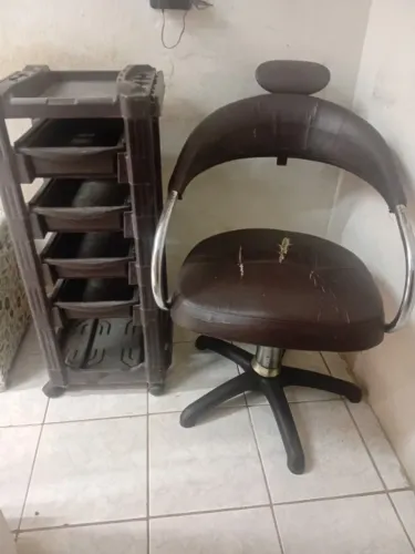 Cadeira longarina , carrinho auxiliar e cadeira barbeiro