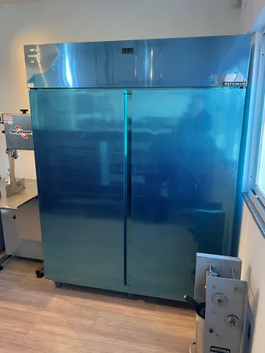 Mini câmara 1900 litros refrigerada 2 portas com gancheira novo