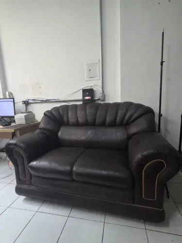 Sofá de couro dois lugares