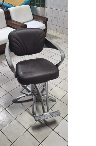Cadeira de Barbeiro / Salão Hidráulica com Apoio para os Pés - Marrom